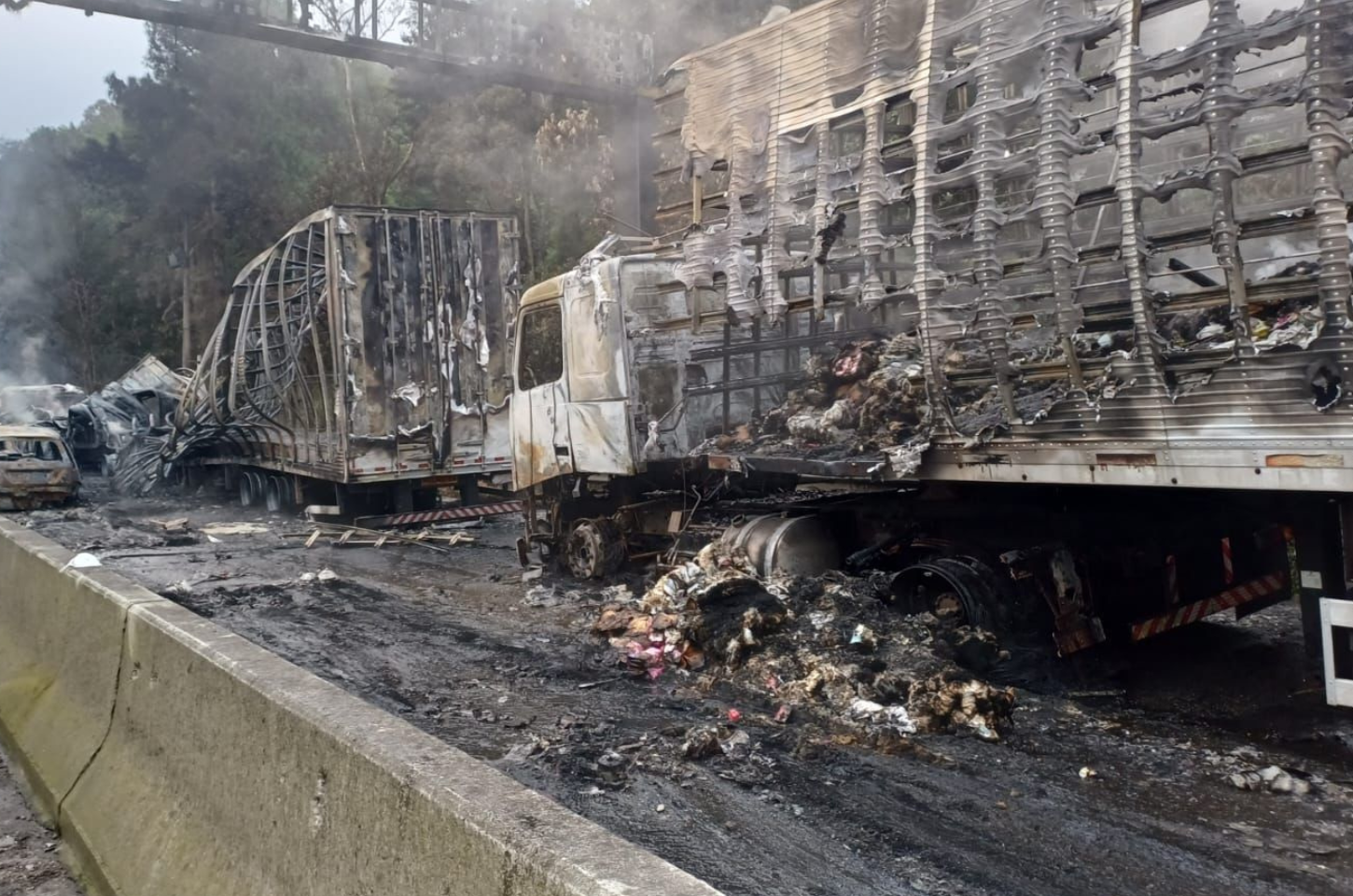 BR-101 é liberada após explosão de caminhão-tanque