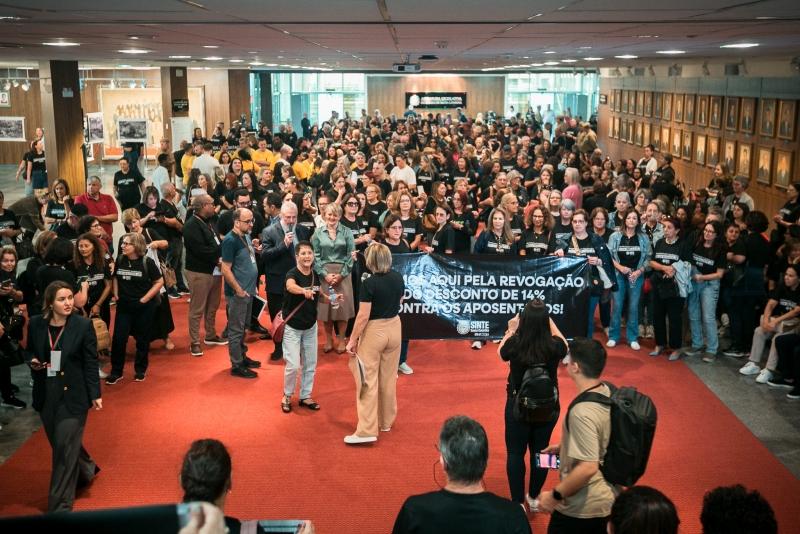 Em ato na Alesc, Sinte pede revogação de alíquota de 14% para aposentados