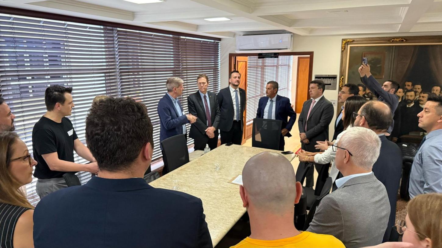 Estudantes da Unisul de Tubarão pedem apoio a deputados para acesso a bolsas de estudo