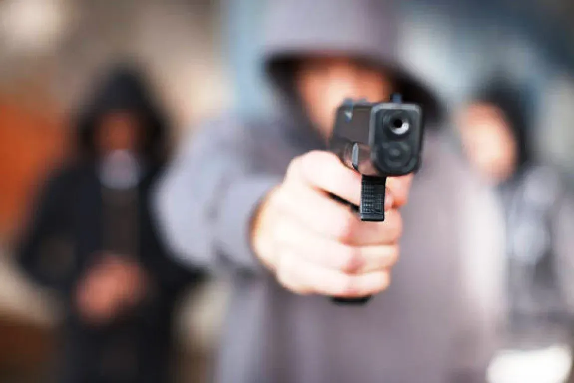 Mulher é rendida em casa e assaltantes levam R$ 35 mil