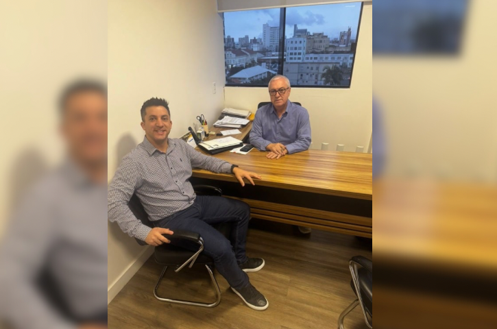 Em Tubarão, Beto visita Jairo Cascaes