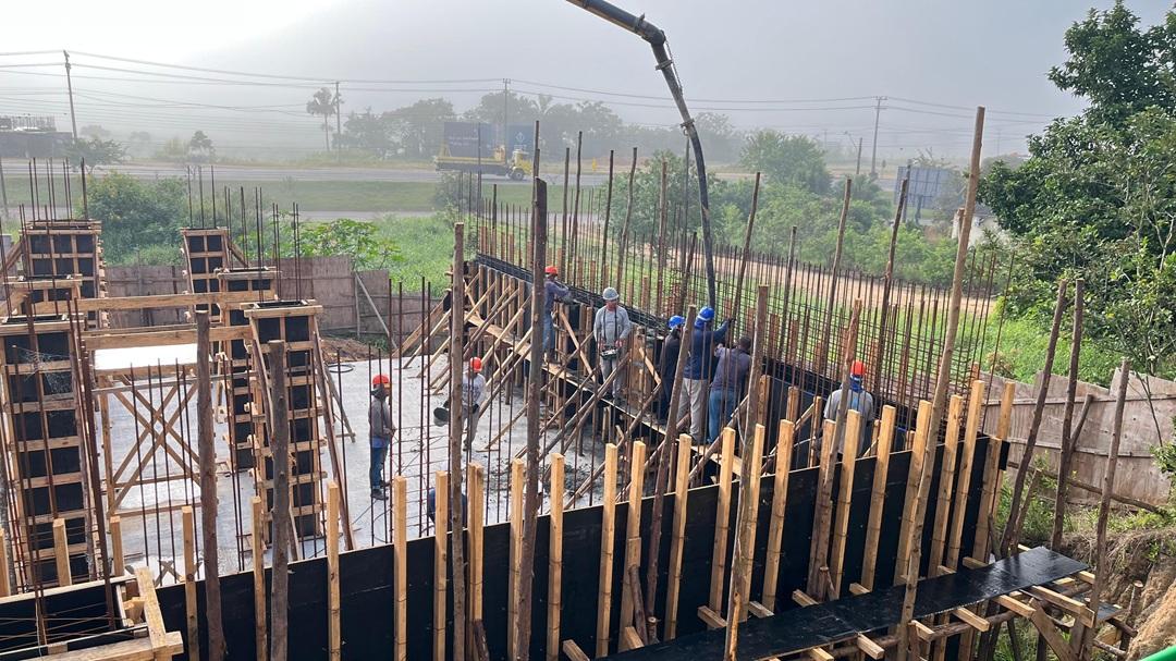 Pilares do primeiro pavimento da nova sede de Gravatal são concretados