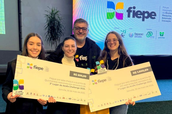 Acadêmica do Unibave integra equipe vencedora do ACAFE Challenge durante o FIEPE 2025
