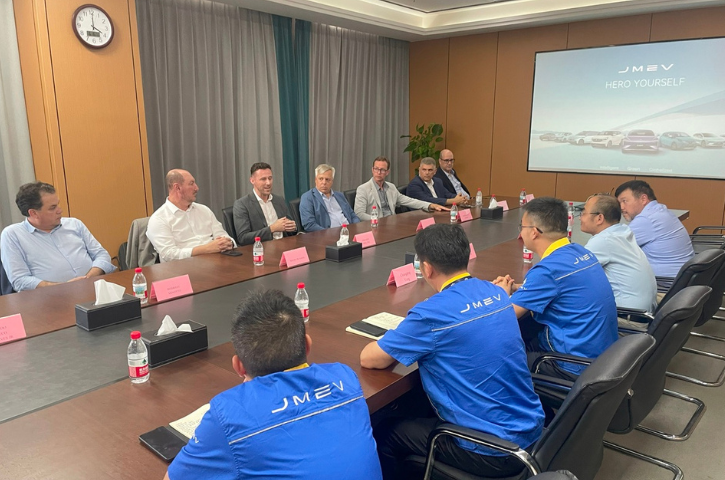 Comitiva da Alesc discute instalação de fábrica de carros elétricos em SC