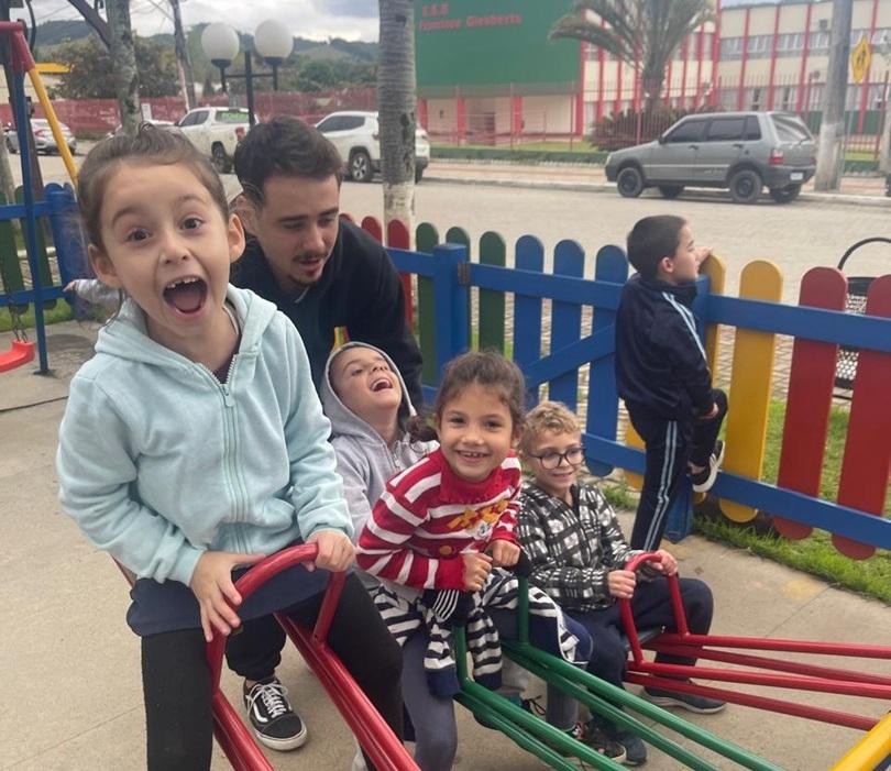 Inglês ao Ar Livre: Alunos de Gravatal têm experiência lúdica na Praça de Armazém