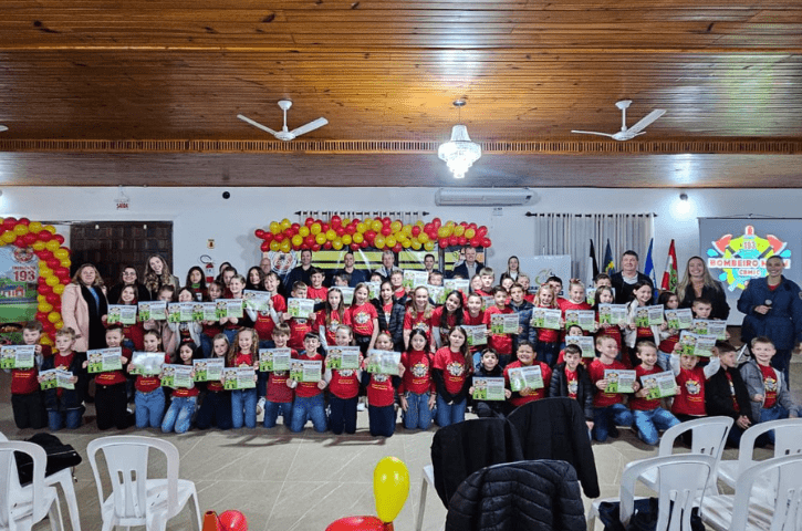 Primeira turma do Projeto Bombeiro Mirim é formada em Rio Fortuna