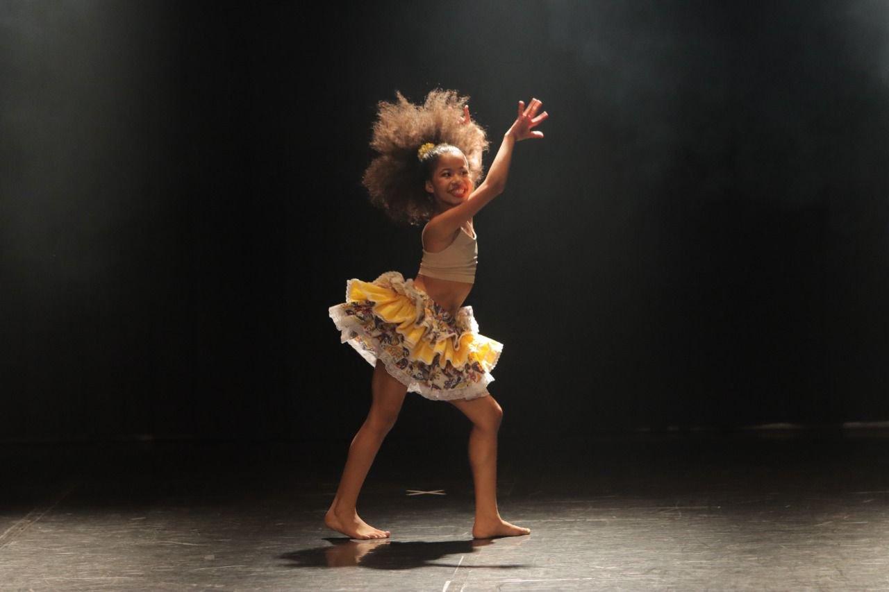 Bailarina de Gravatal vai representar a região em apresentação na Disney