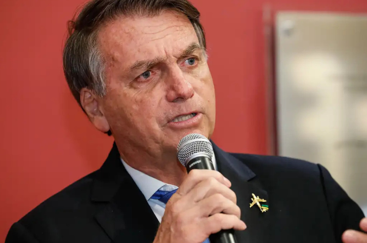 Bolsonaro é alvo de buscas da PF e passará a usar tornozeleira