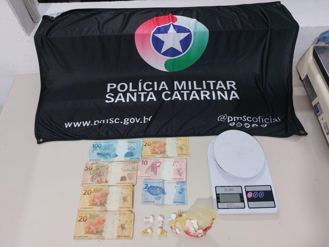 Homens tentam se desfazer de cocaína, mas acabam presos em São Ludgero