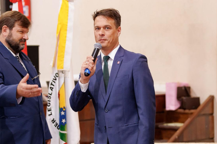 Vereador Michell Sombrio retorna ao Legislativo