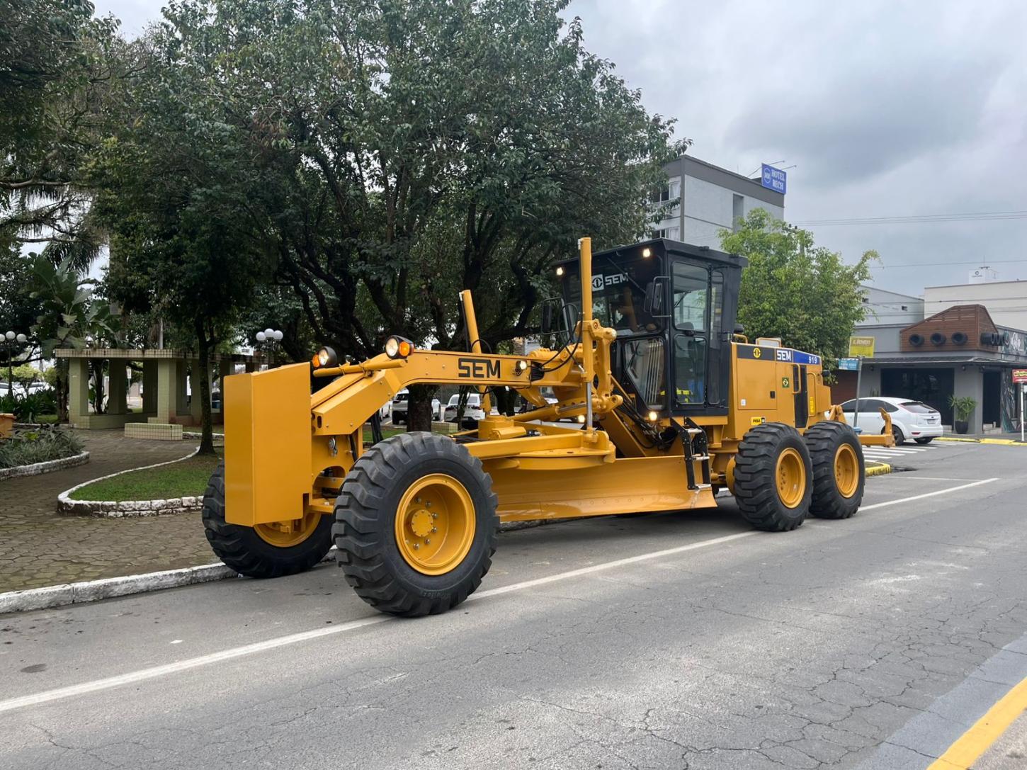 Nova motoniveladora e veículos ampliam serviços públicos em Braço do Norte