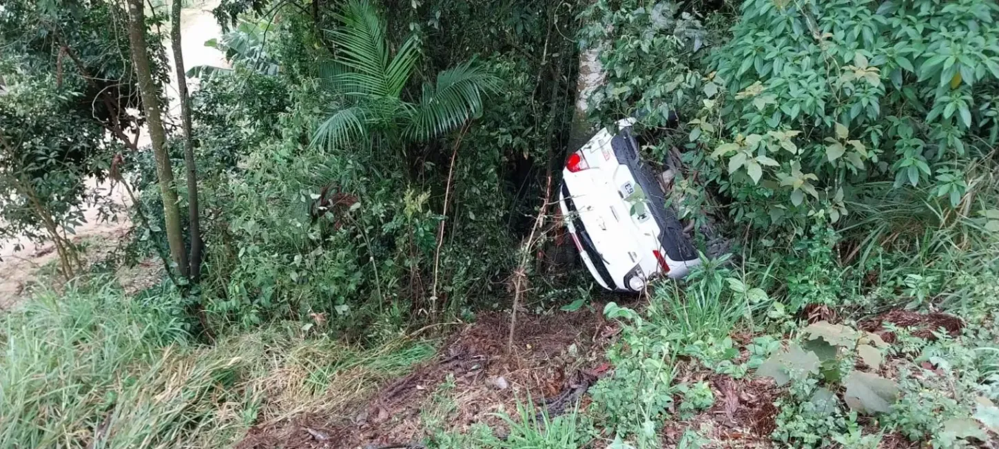Saída de pista e capotamento são registrados na SC-390, em Orleans