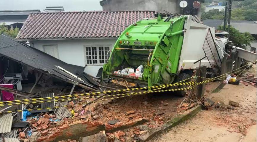 Caminhão de Lixo Invade Casa e Causa Estragos no Bairro São Martinho, em Tubarão
