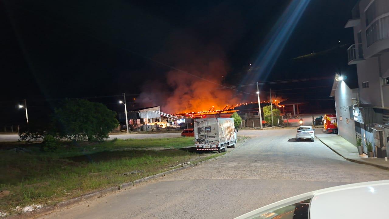 Incêndio atinge madeireira
