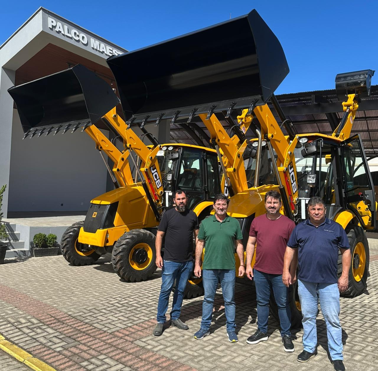 Prefeitura de Armazém recebe duas novas retroescavadeiras para reforçar infraestrutura e agricultura