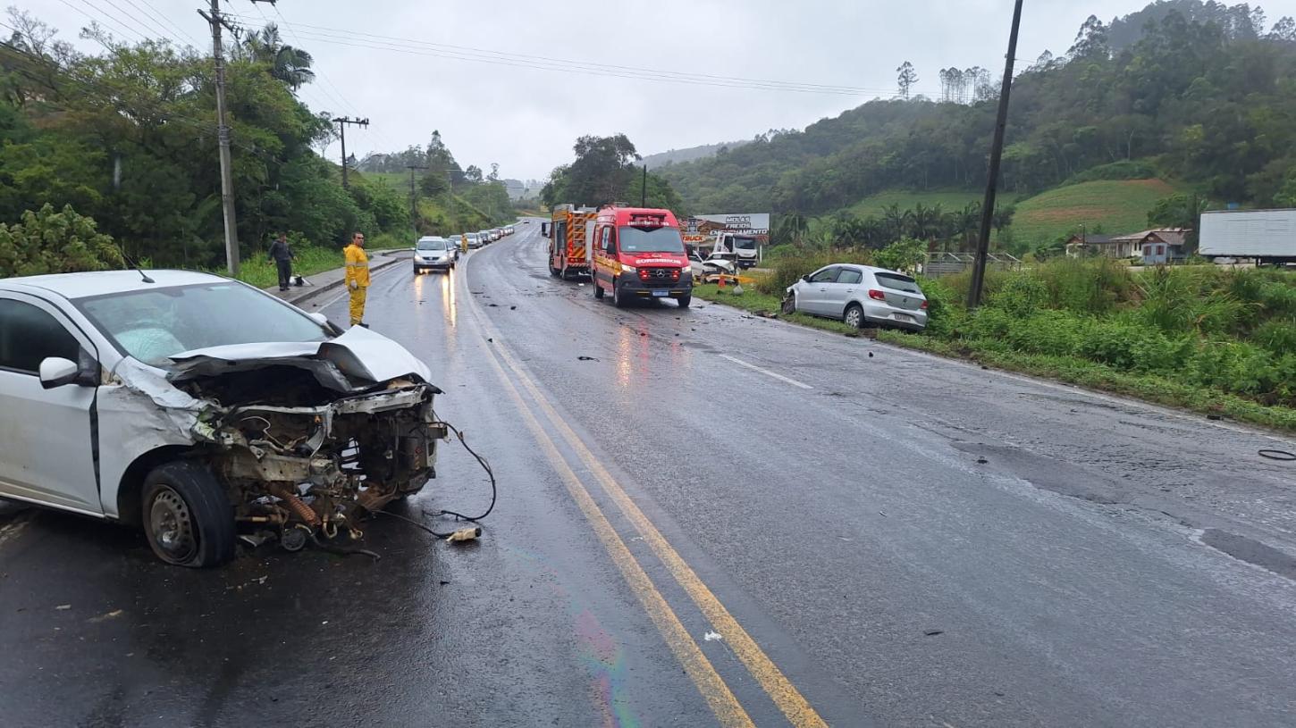 Três veículos se envolvem em colisão e motorista morre no local em SC