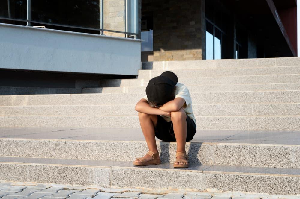 Criança é Abandonada em Frente a Fórum Após Casal Desistir de Adoção