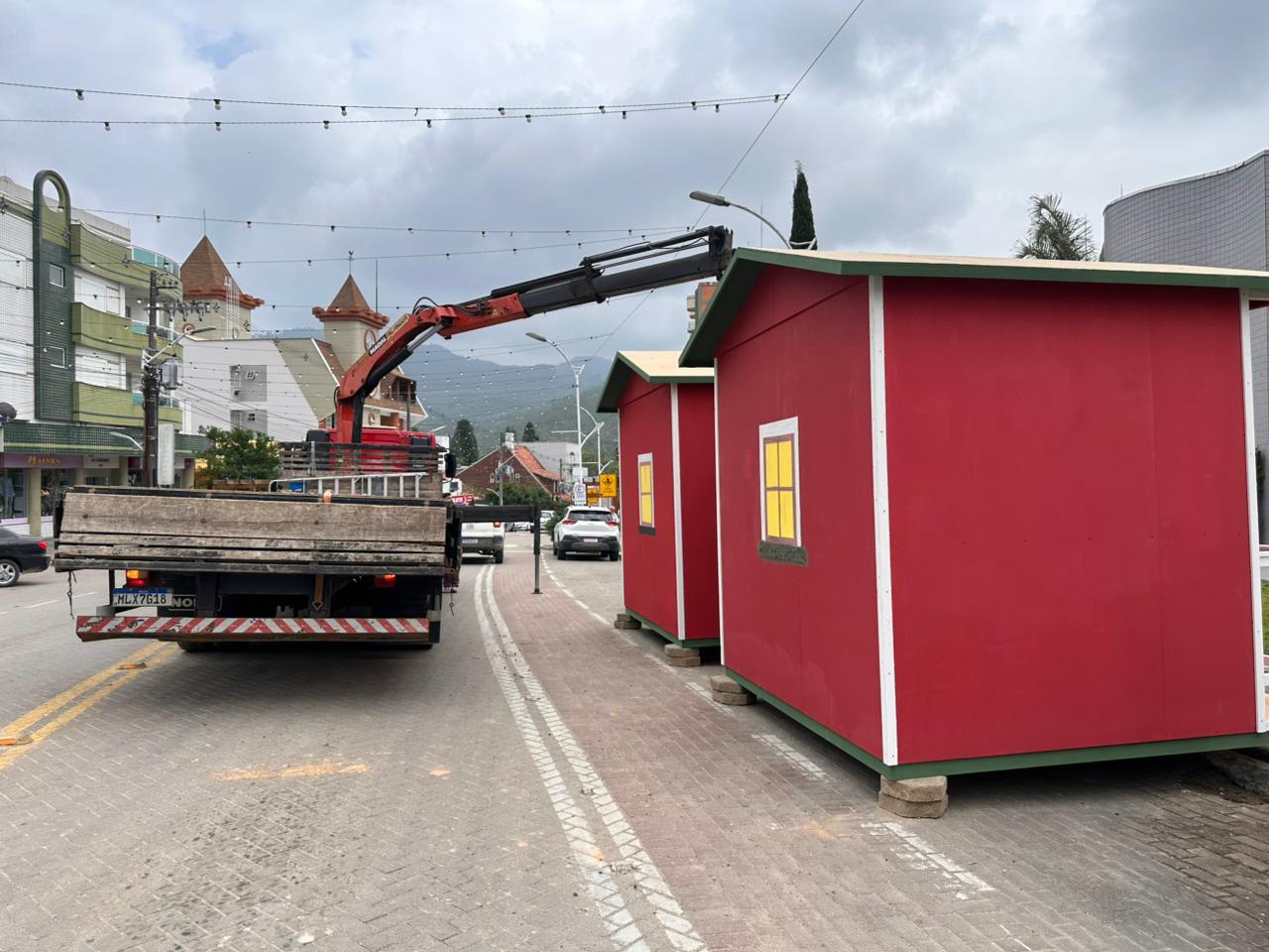 Gravatal: Vila de Natal Começa a Ganhar Forma com Instalação da Alameda Comercial