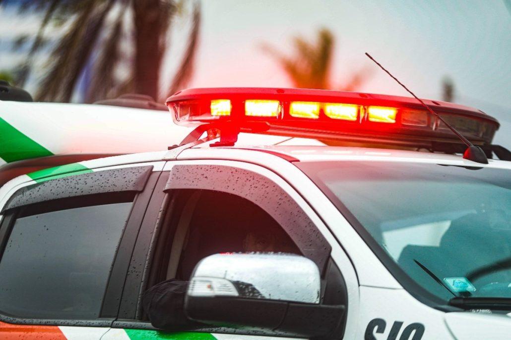 Homem Sob Influência de Drogas Causa Acidente e é Preso em Tubarão