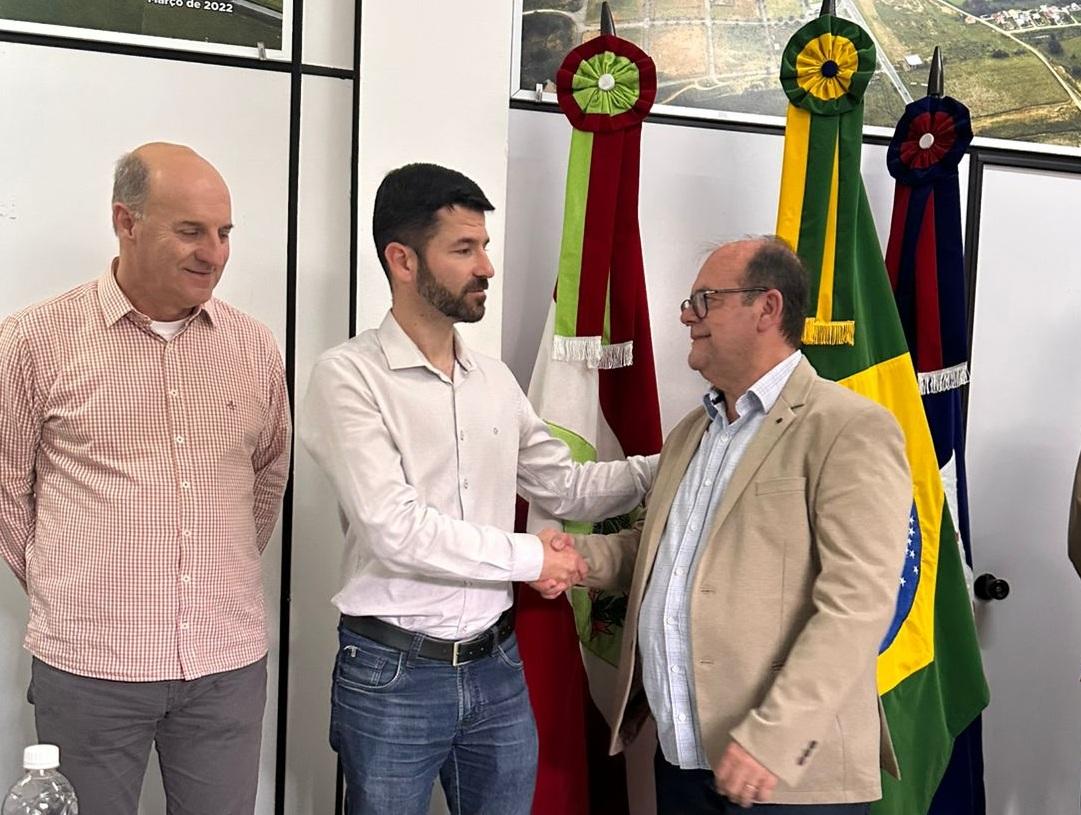 Prefeito Clei Rodrigues transmite cargo ao vice-prefeito Marcos Corrêa