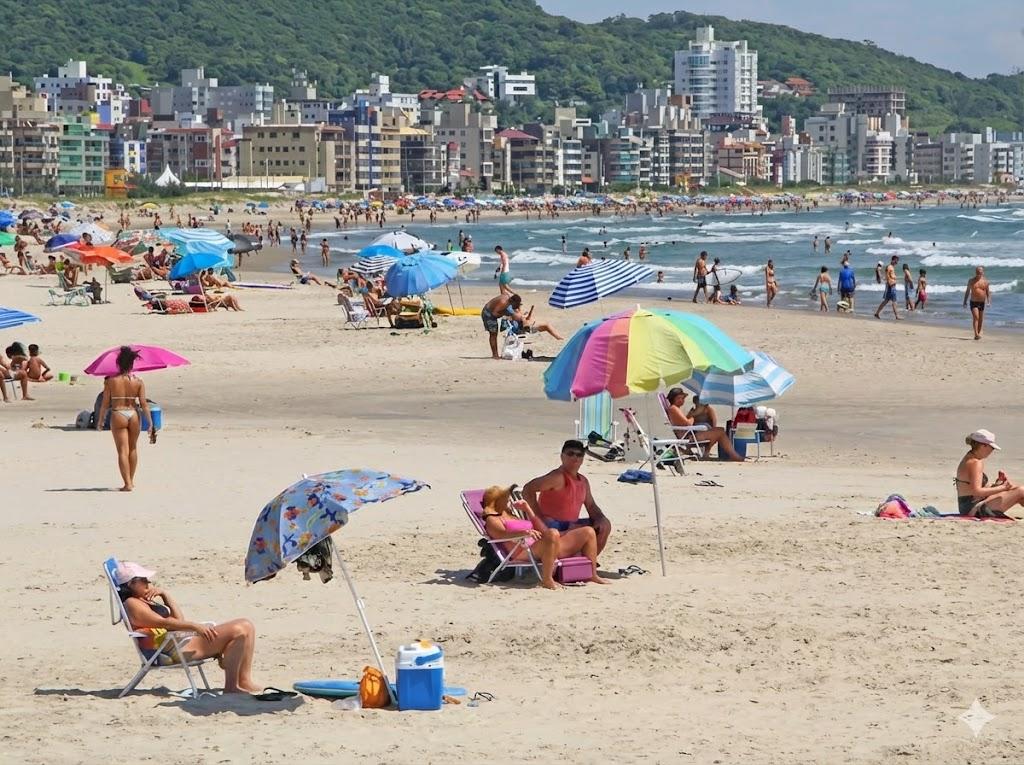 🌊 Banhistas ignoram sinalização e são arrastados por correnteza em Laguna