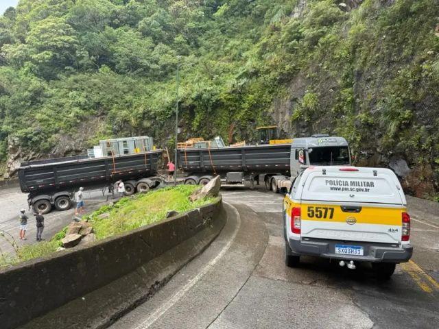 🚛 Carreta fora do padrão trava Serra do Rio do Rastro e causa caos na SC-390