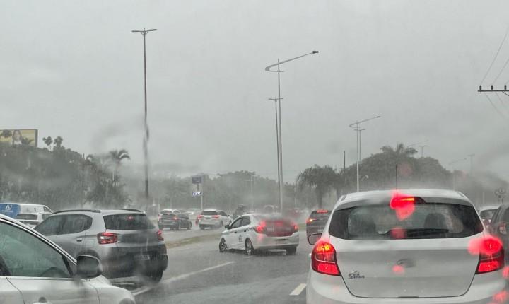 ⛈️ Chuva intensa e ciclone causam alagamentos em SC