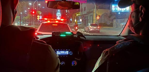 🚔 Dupla é presa com skunk após tentar fugir de abordagem do PPT em Tubarão