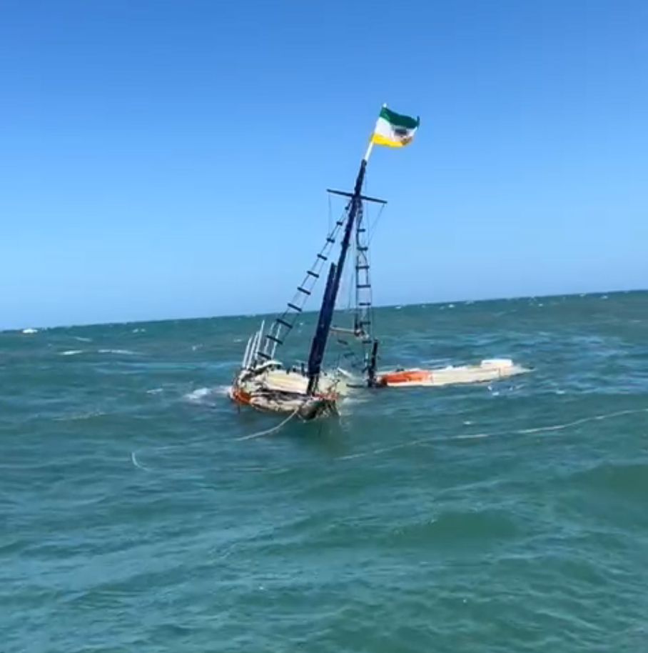 🚢 Escuna naufraga em Laguna e cinco pessoas são resgatadas pelo Corpo de Bombeiros