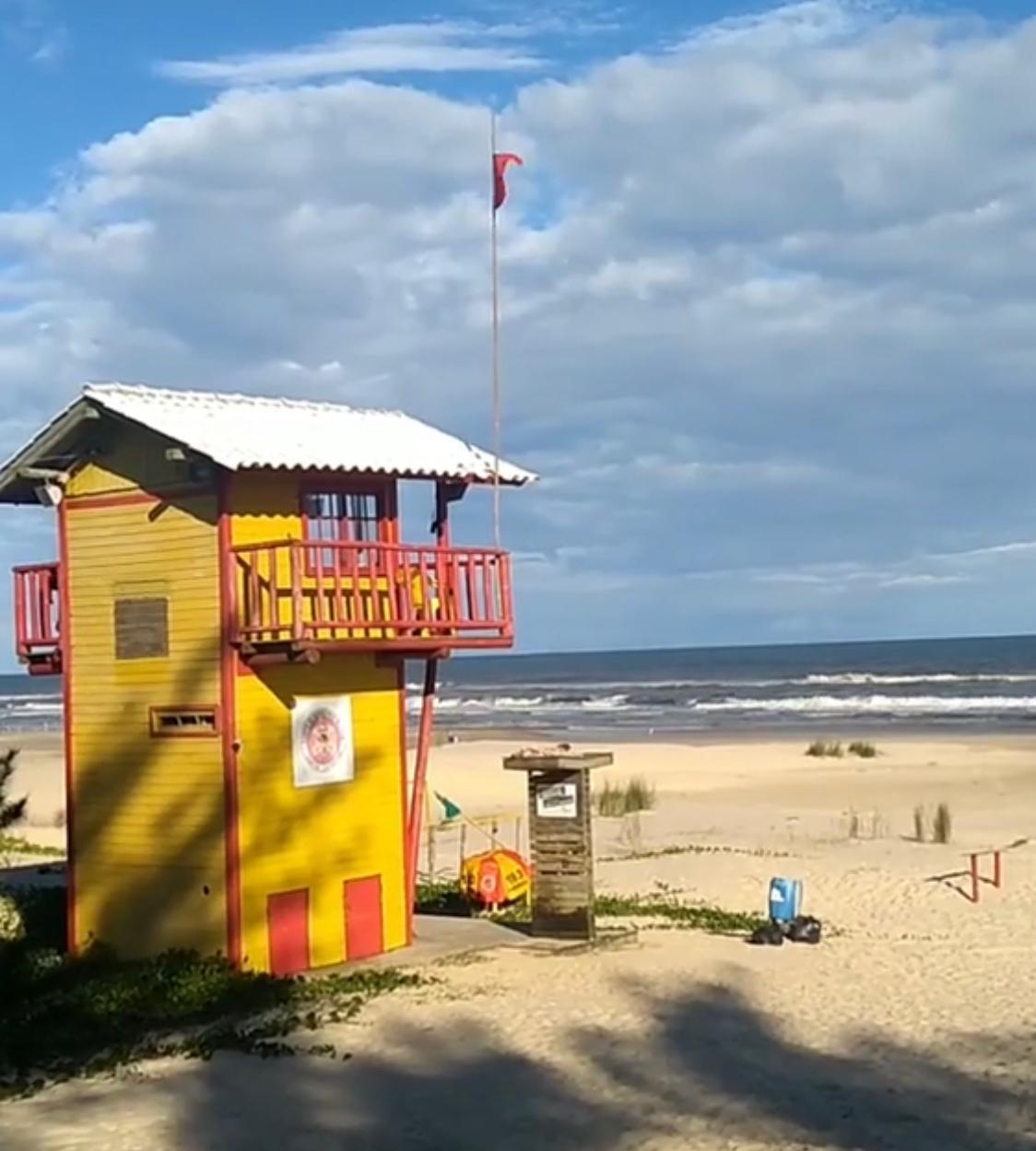 🚁 Guarda-vidas resgatam homem arrastado por corrente em Jaguaruna