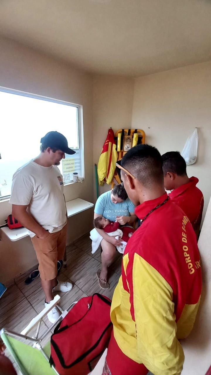 👶 Guarda-vidas salvam bebê de dois meses engasgada