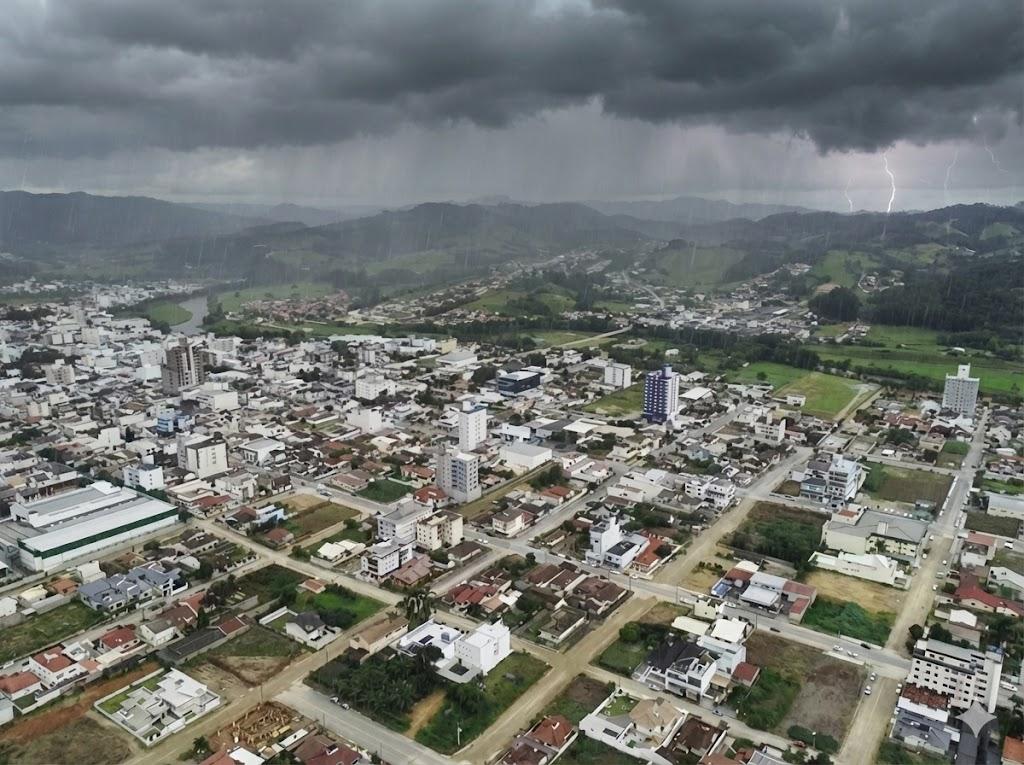 ⛈️ Quarta-feira de tempo instável: previsão indica chuva e trovoadas em Santa Catarina