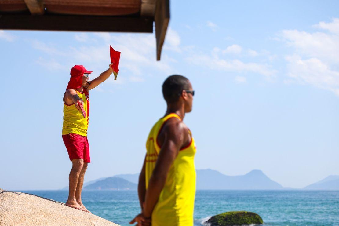 🌊 Bombeiros realizam 149 resgates no mar durante o Réveillon em SC