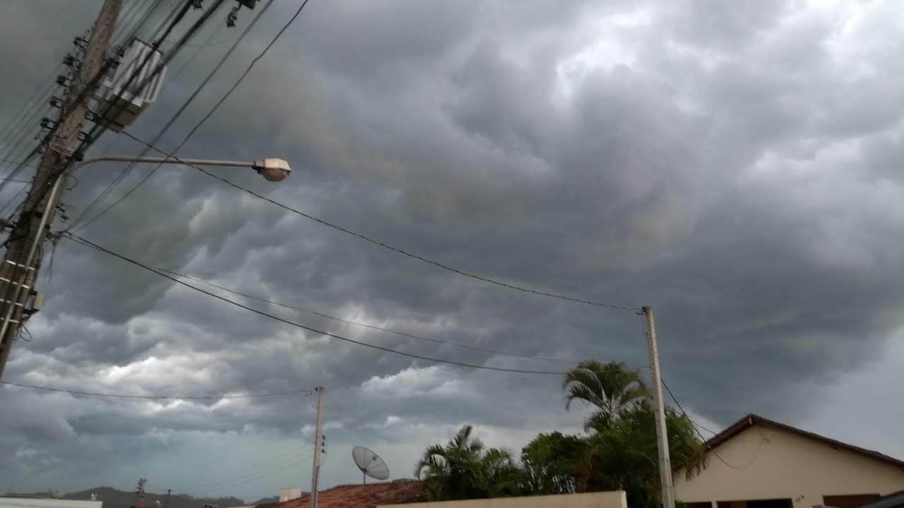 🌩️ Calor e umidade favorecem temporais típicos de verão em SC nesta sexta