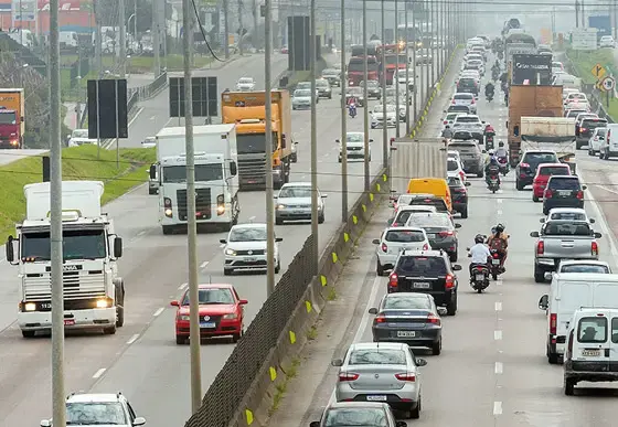 🛣️ Fim de ano nas rodovias de SC soma fluxo recorde e acidentes graves