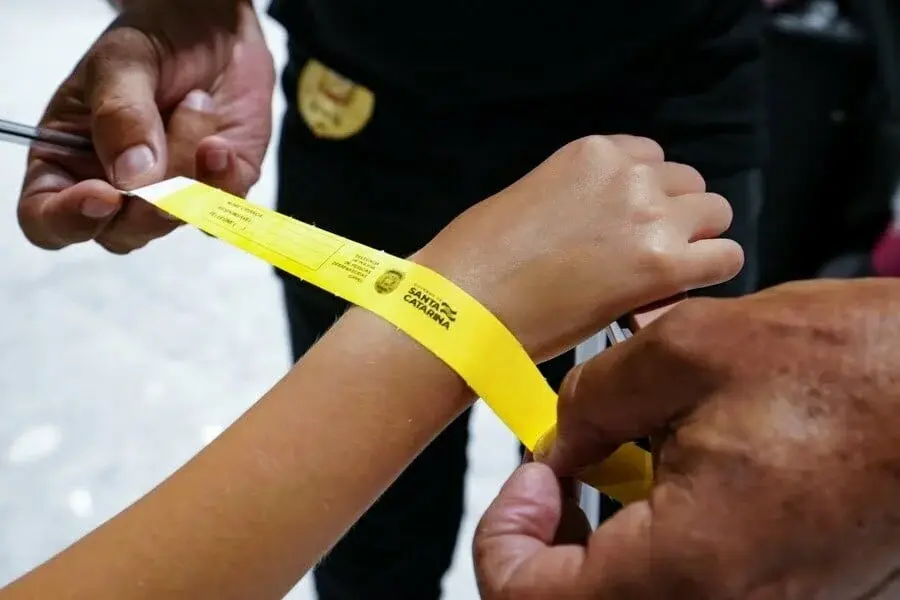 🏖️ Polícia Civil reforça segurança infantil com pulseiras nas praias da região