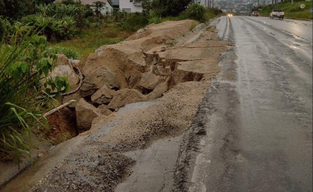 ⚠️ Acostamento cede na SC-108 em Orleans e exige atenção redobrada de motoristas