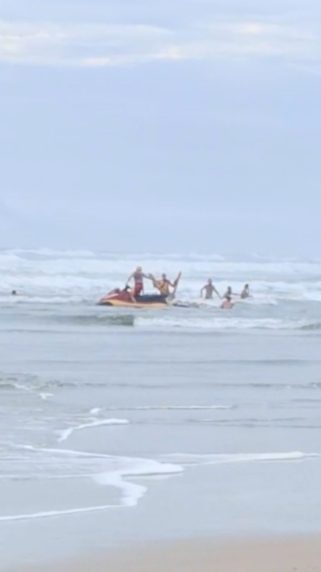 🚒 Bombeiros e guarda-vidas salvam quatro pessoas em ocorrências críticas no Litoral Sul
