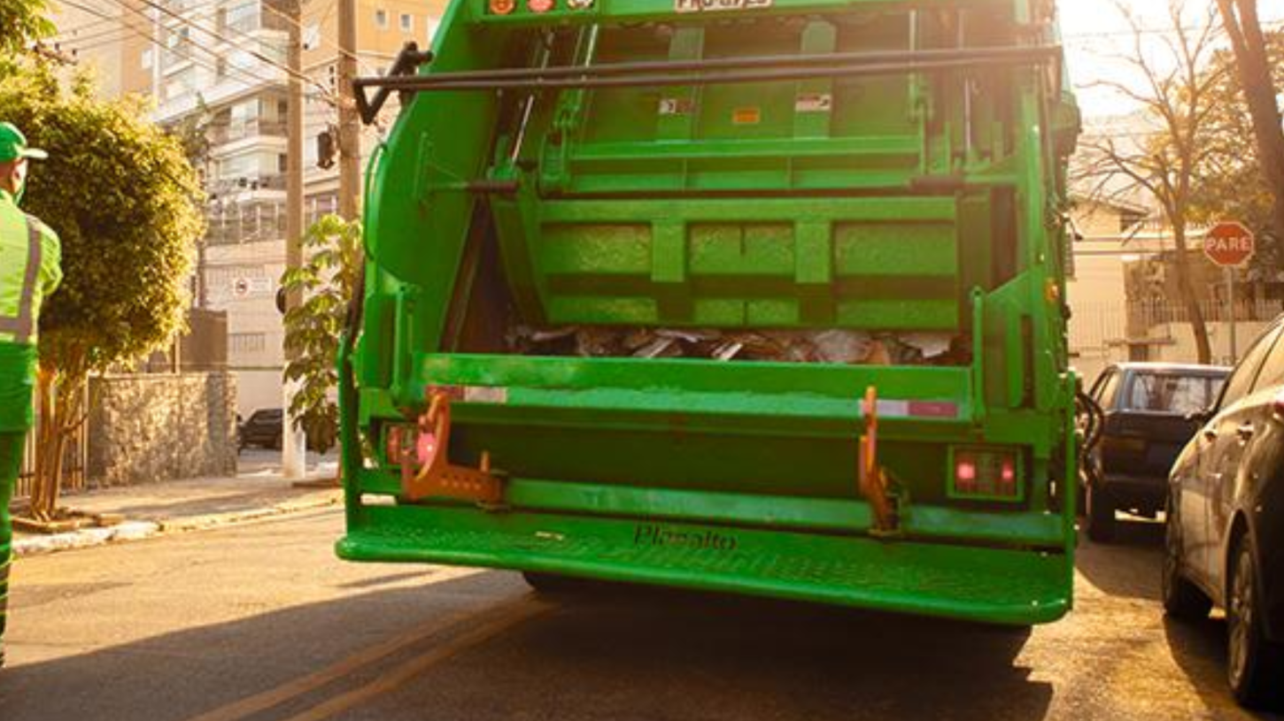 🏠 Caminhão de lixo atinge muro de residência em Braço do Norte