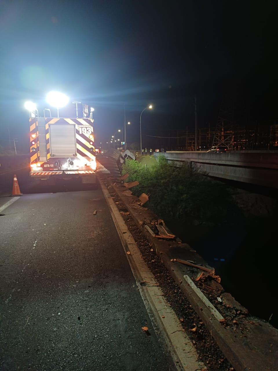 🚛 Carreta cai de ponte na BR-101 e motorista sai ileso