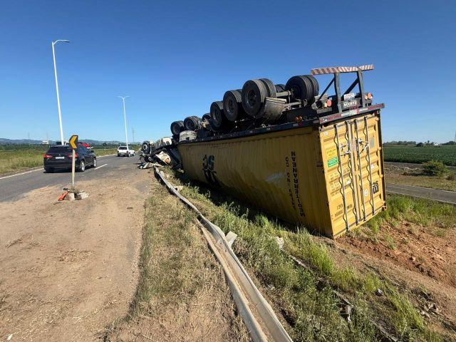 🚧 Carreta tomba na Rodovia Ivane Fretta e provoca vazamento de óleo em Tubarão