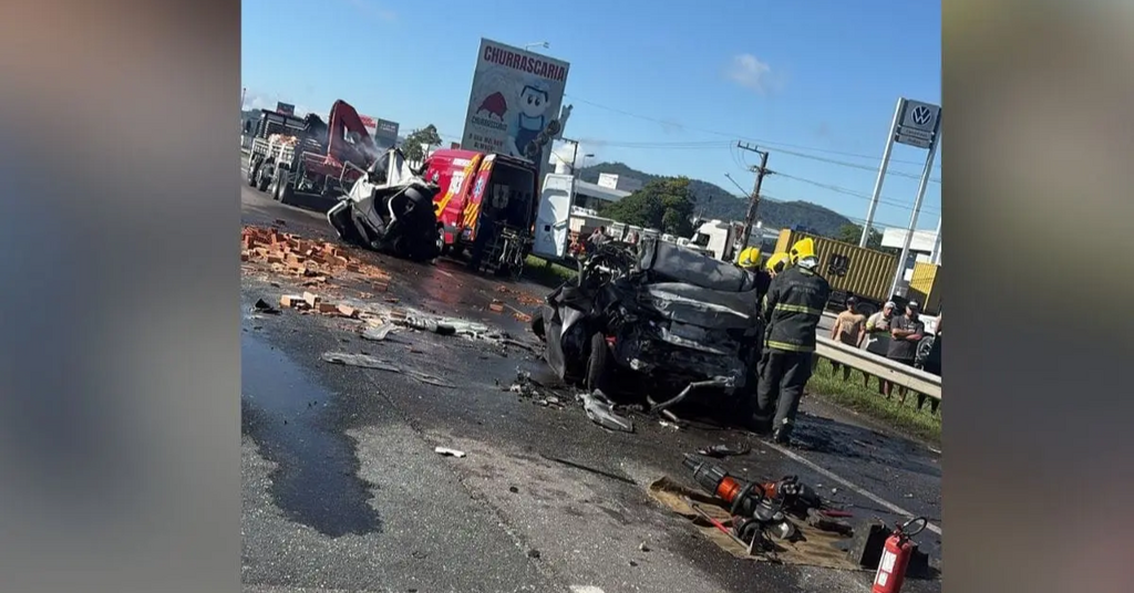 💥 Colisão entre carros e caminhões bloqueia a BR-101 em Itajaí