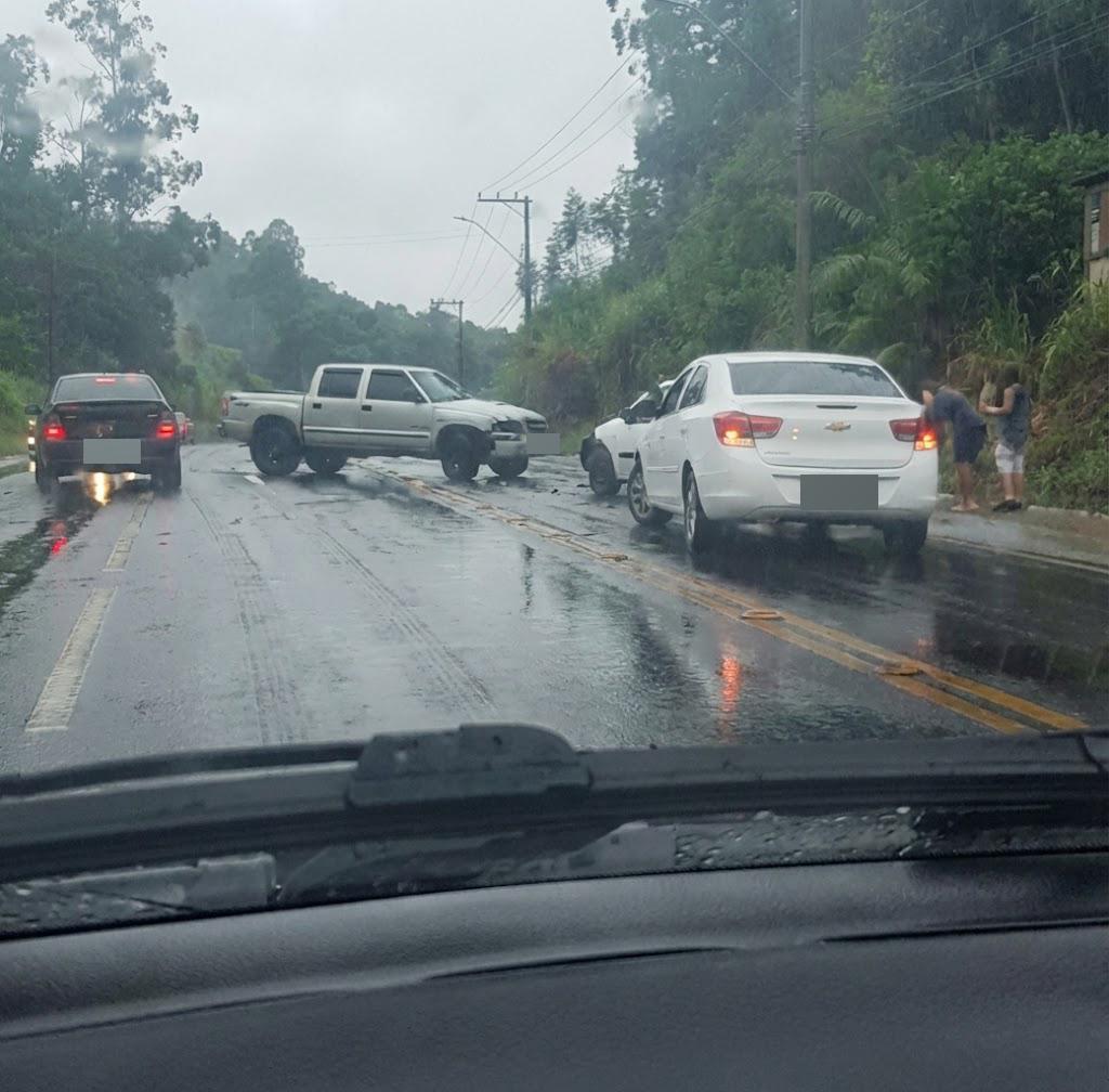 🚗 Colisão entre três veículos deixa trânsito lento no Travessão, em Braço do Norte