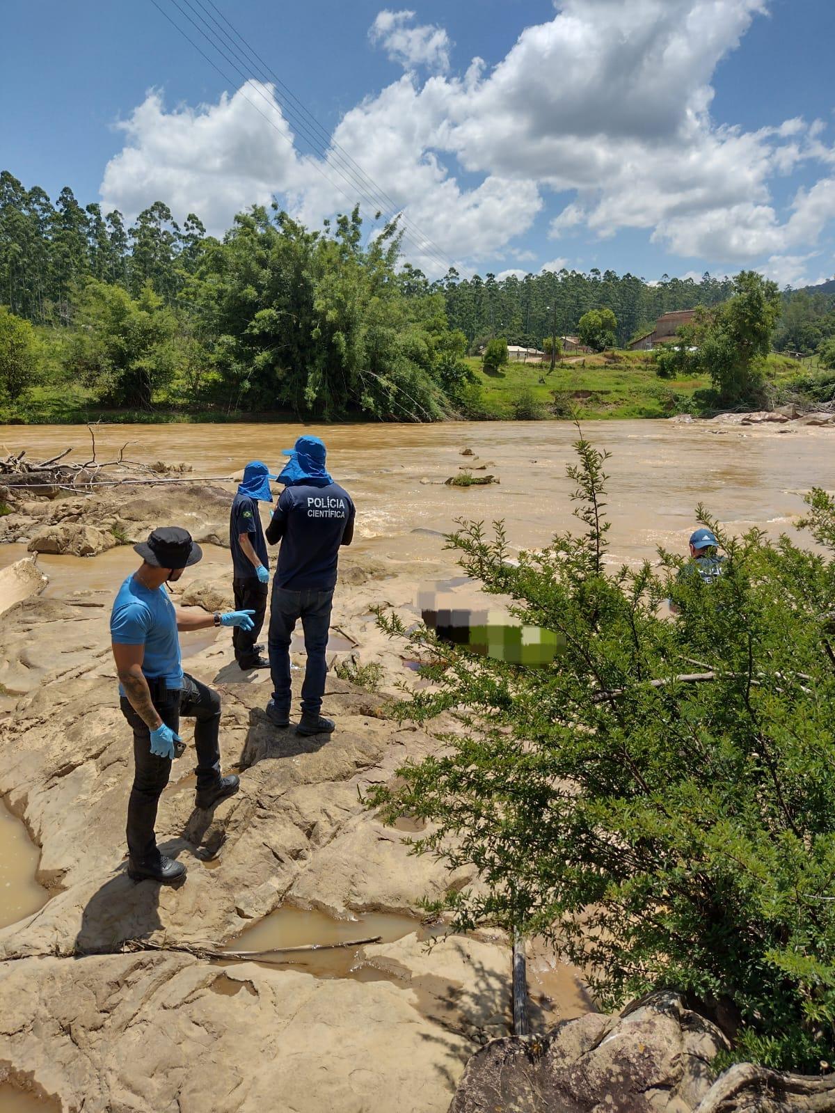 🚔 Corpo de homem é encontrado em estado de decomposição no Rio Hipólito, em Pedras Grandes