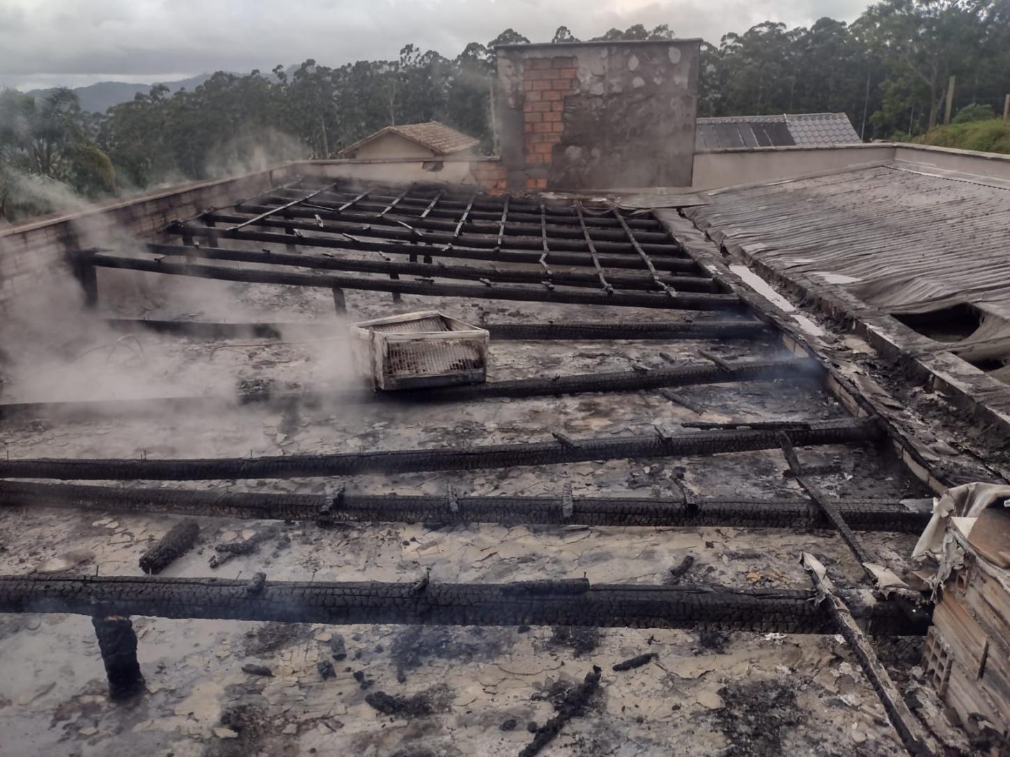 🏠 Explosão de ar-condicionado provoca incêndio em residência em São Ludgero