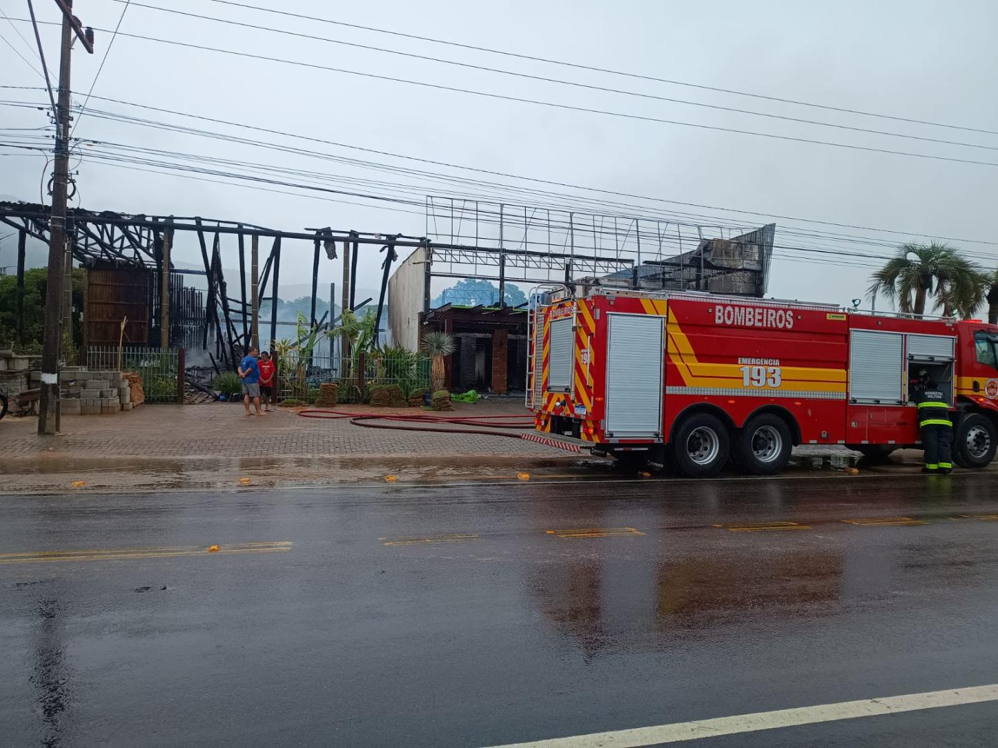 🚒 Incêndio de grandes proporções destrói floricultura e residência em Garopaba