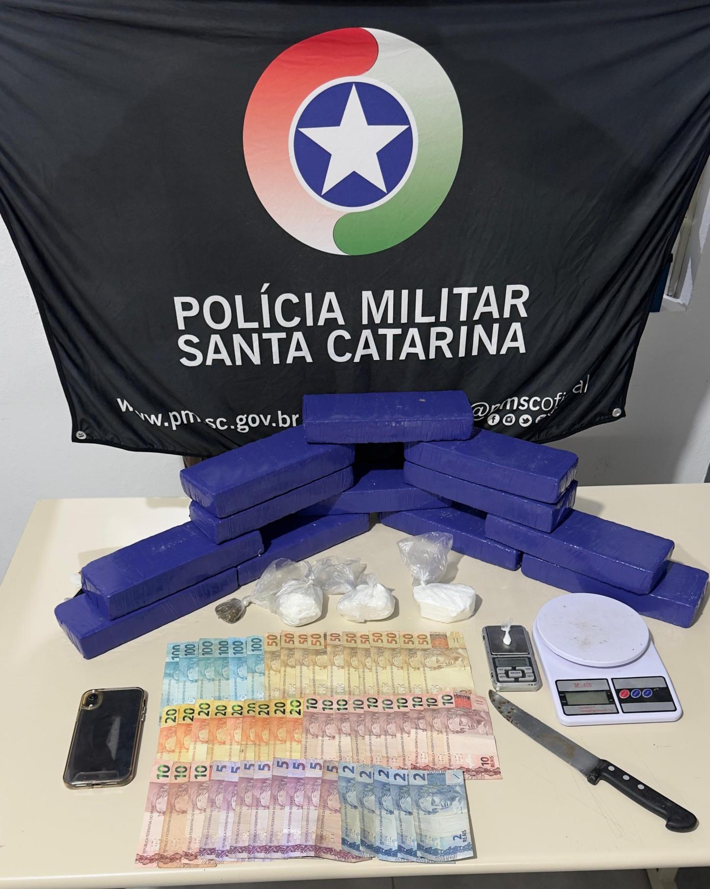 ⚖️ PM apreende quase 9 kg de maconha e cocaína em casa usada por adolescentes no tráfico