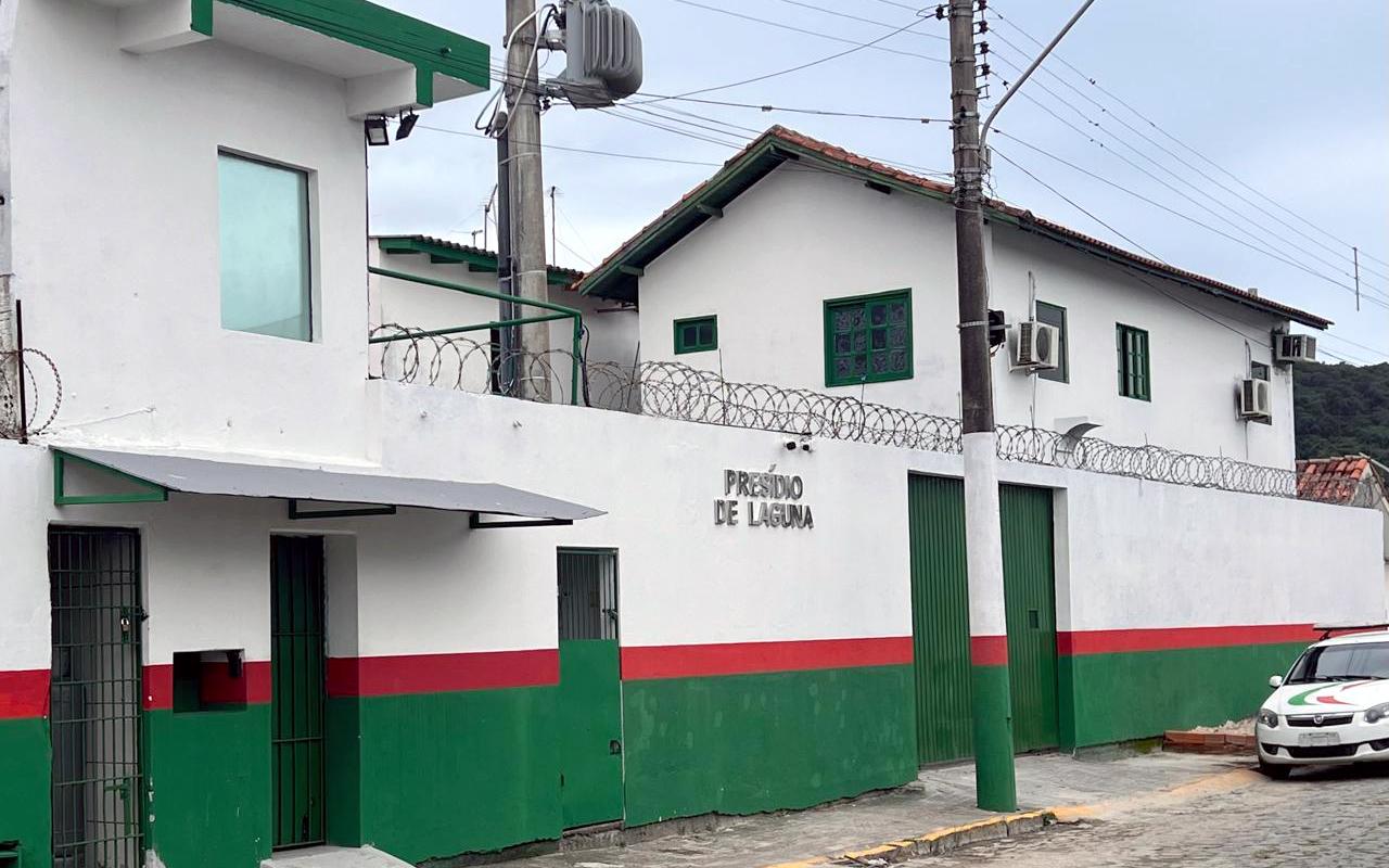 🚔 PM cumpre mandados e prende homens por tráfico e roubo em Capivari e Laguna