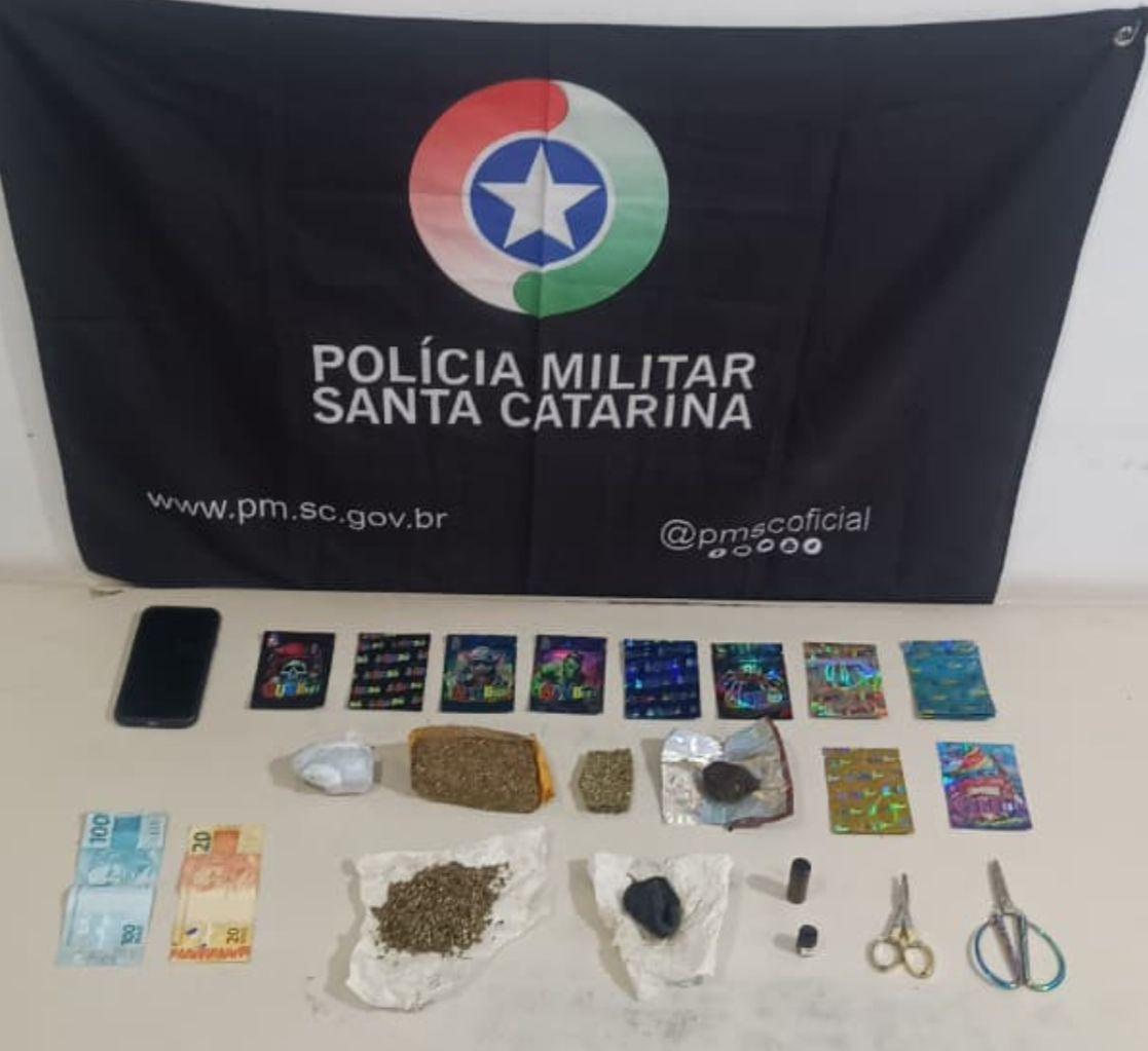 💊 PM desarticula pontos de tráfico e prende cinco pessoas no Sul de SC