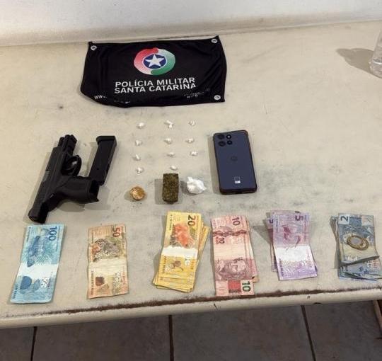 🚔 PM prende trio com drogas e simulacro de arma de fogo em Araranguá
